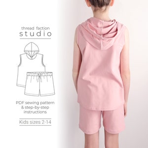 Può includere: Un cartamodello per un top senza maniche con cappuccio e pantaloncini per bambini. Il cartamodello include istruzioni passo passo ed è disponibile nelle taglie 2-14.