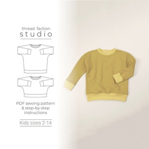 Può includere: Un cartamodello per un maglione per bambini con collo rotondo e maniche lunghe. Il cartamodello include istruzioni per le taglie 2-14. L'immagine mostra un maglione giallo con un bordo giallo.
