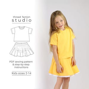 Può includere: Una ragazza indossa un completo composto da maglietta e gonna gialle. La gonna ha un bordo bianco. L'immagine mostra anche un disegno a tratto dell'outfit e il testo "thread faction studio", "PDF sewing pattern & step-by-step instructions" e "Kids sizes 2-14".