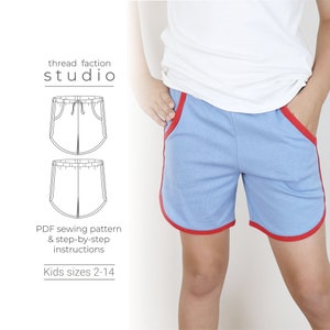 Puede incluir: Un patrón de costura para pantalones cortos para niños con cintura de cordón y ribete rojo. El patrón está disponible en tallas 2-14. El texto "thread faction studio" está en la parte superior de la imagen.