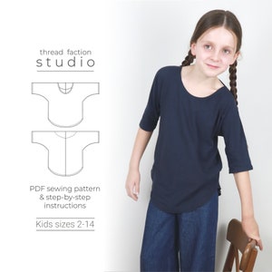Può includere: Un cartamodello per una camicia per bambini con scollo rotondo e maniche a 3/4. Il cartamodello è disponibile nelle taglie 2-14. L'immagine mostra anche un bambino che indossa una camicia blu navy simile al cartamodello.