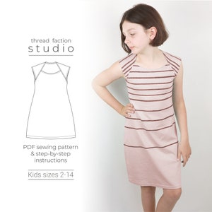 Peut inclure: Un patron de couture pour une robe simple sans manches avec un col rond. Le patron est pour les tailles d'enfants de 2 à 14 ans. L'image montre un enfant portant une robe rayée réalisée à partir du patron.