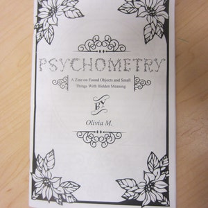 Può includere: Copertina in bianco e nero di una zine intitolata "Psicometria: Una zine su oggetti trovati e piccole cose con un significato nascosto" di Olivia M.