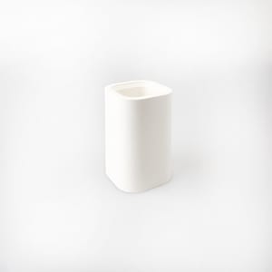 Peut inclure: Porte-brosse à dents en céramique blanche de forme carrée.