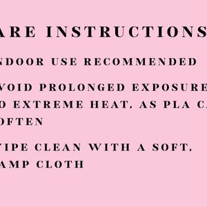 Puede incluir: Un letrero de color rosa claro con texto en negro que dice: CARE INSTRUCTIONS: INDOOR USE RECOMMENDED. AVOID PROLONGED EXPOSURE TO EXTREME HEAT, AS PLA CAN SOFTEN. WIPE CLEAN WITH A SOFT, DAMP CLOTH. El texto est&aacute; en una fuente sans-serif.