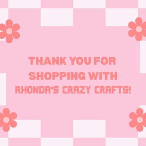 Puede incluir: Una tarjeta rectangular con un fondo de cuadros rosa claro y blanco que presenta cuatro flores de color coral en las esquinas. El texto en el centro dice: THANK YOU FOR SHOPPING WITH RHONDA'S CRAZY CRAFTS! El dise&ntilde;o usa una fuente sans-serif.