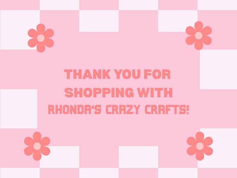 Puede incluir: Una tarjeta rectangular con un fondo de cuadros rosa claro y blanco que presenta cuatro flores de color coral en las esquinas. El texto en el centro dice: THANK YOU FOR SHOPPING WITH RHONDA'S CRAZY CRAFTS! El dise&ntilde;o usa una fuente sans-serif.