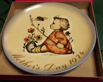 Hummel 1974 Mothers Day Plate "The Bumblebee"