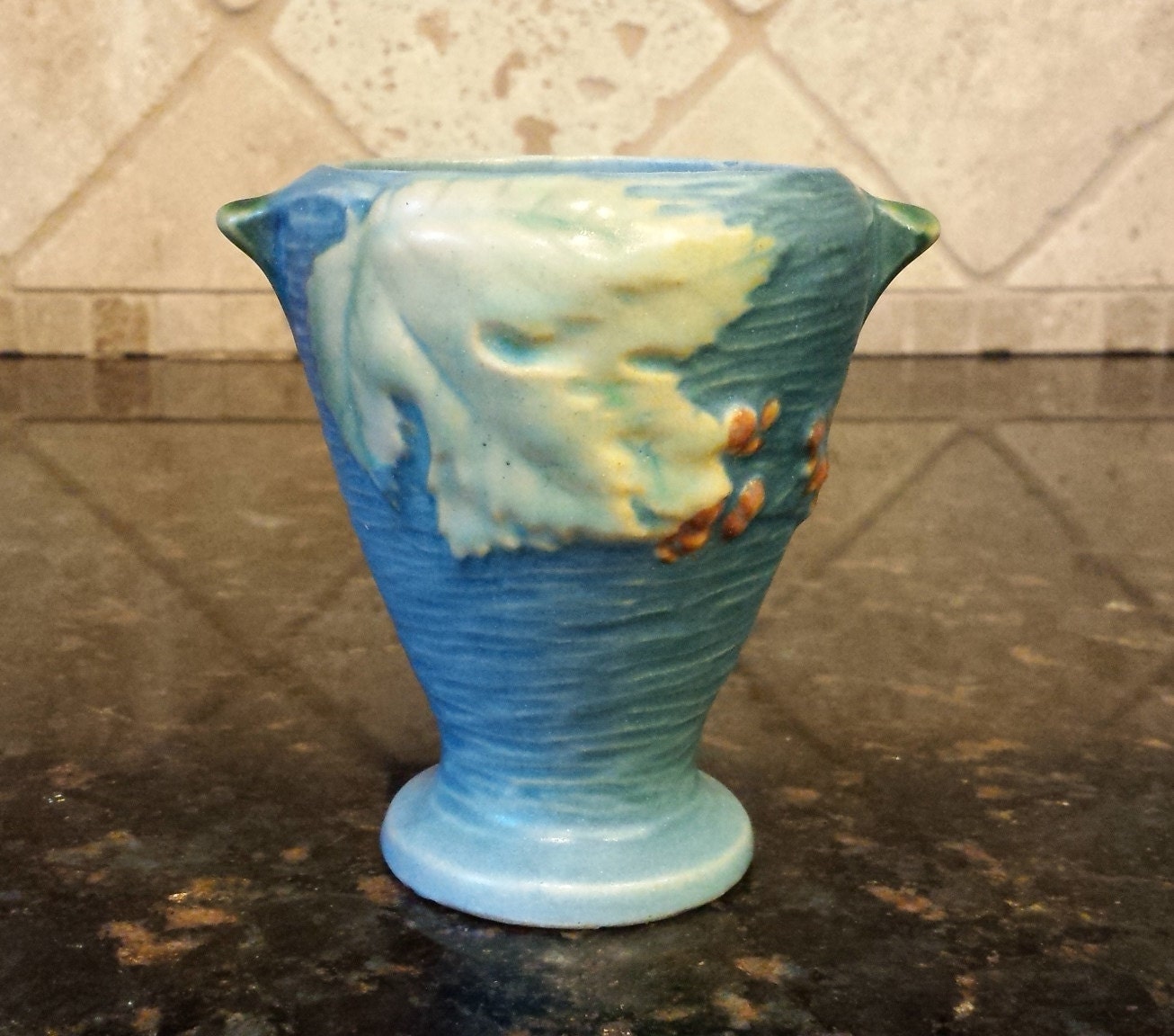 Beautiful ROSEVILLE BUSHBERRY Pottery Blue Vase 284 from 1941