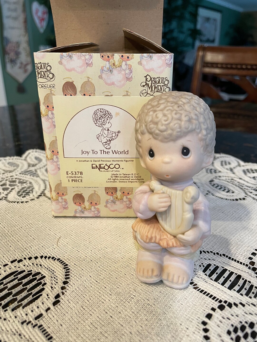 Precious Moments Worlds Best Helper Figurine 491608 by Spider-Man [並行輸入品] Precious Moments Worlds Best Helper Figurine 491608 by