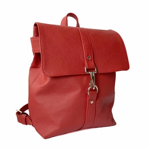 Mochila de cuero roja personalizada y hecha a mano