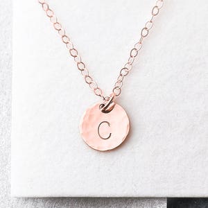 Collar con inicial martillada - collar con letras - collar con disco personalizado - relleno de oro de 14 k, oro rosa, plata - regalo para hermana