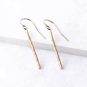 Pendientes de barra martillada en oro - pendientes colgantes de oro - pendientes de barra de plata - pendientes de plata delicados - pendientes colgantes delicados