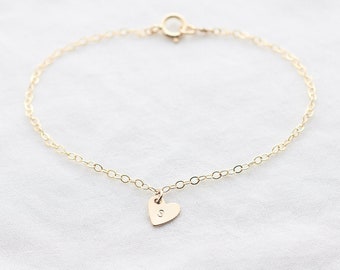 Pulsera inicial de corazón pequeño - pulsera de corazón - plata de ley de relleno de oro - regalo para mamá - iniciales de los niños - pulsera de oro delicado - encanto del corazón