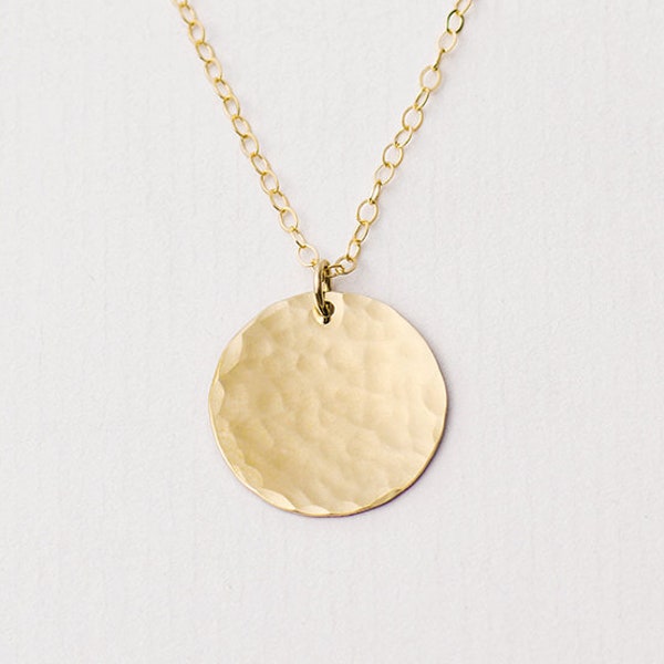 Grand collier de disque d’or martelé - collier pendentif en or - collier initial - collier de disque personnalisé - collier de superposition - cadeau pour elle