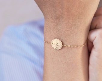 Hammered disc bracelet - personalised initial bracelet - 14k gold filled bracelet - gold disc bracelet - circle bracelet - gift for her