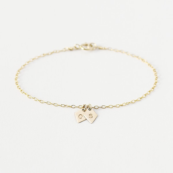 Zoe - Gepersonaliseerde initiële armband - 14k gouden diamanten bedels - aangepaste letterarmband - cadeau voor mama