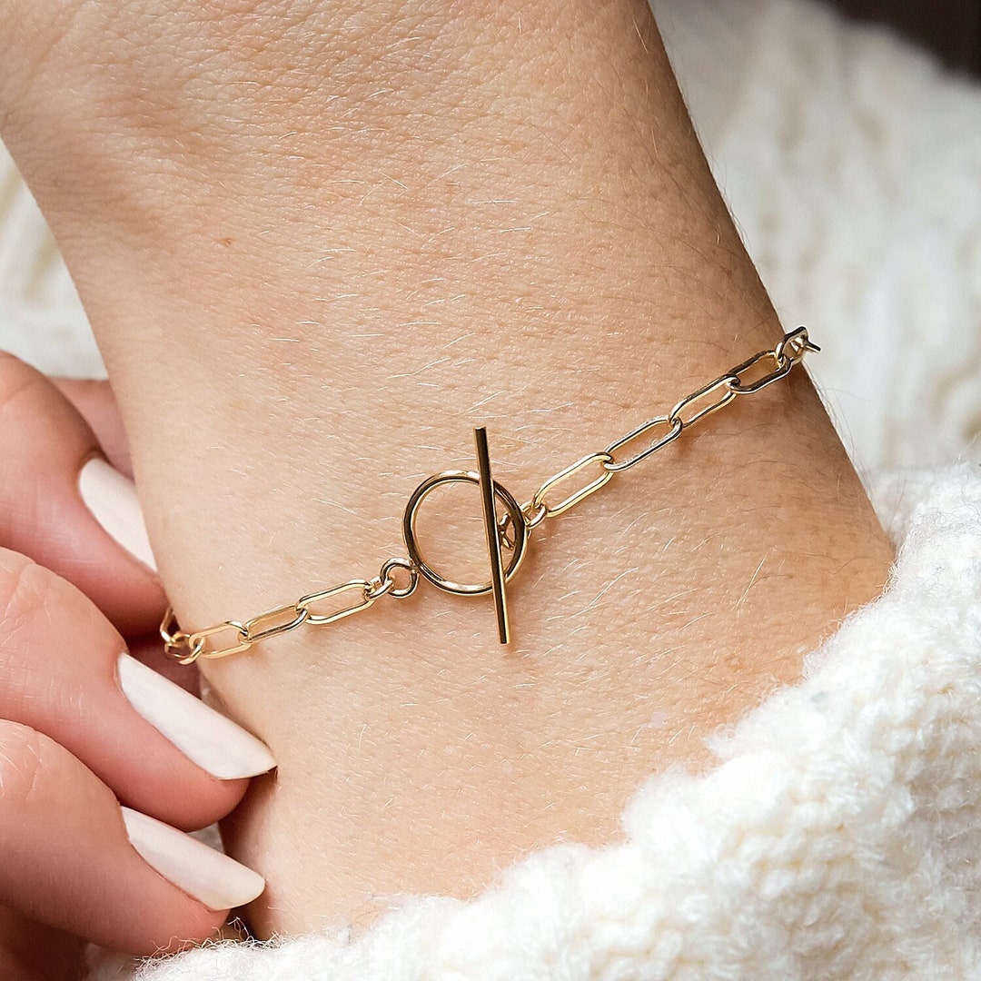 Mama Block Letter Paperclip Chain T-Bar Bracelet in Worn Gold