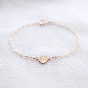 Chloe - Pulsera de corazón de oro de 14k - Pulsera de corazón personalizada - Pulsera con inicial - Corazón de plata - Pulsera con letras de oro - Regalo para novia