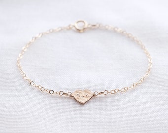 Chloe - 14k gouden hartarmband - gepersonaliseerde hartarmband - initiële armband - zilveren hart - gouden letterarmband - vriendin cadeau