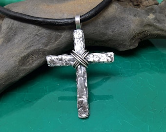 Collier croix pour homme - Design rustique en argent sterling fait main avec écorce d'arbre avec cordon en cuir.