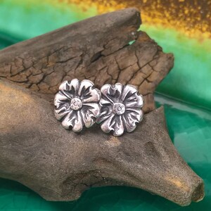 Silber Blumen Ohrringe, Blumen Ohrstecker, Wilde Prärie Rose Ohrringe, Sterling Silber Beiträge, Handmodellierte Blumen, Blumen Ohrstecker