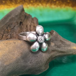 Handcrafted Sterling Silver Daisy Ring: Floral Statement Jewelry