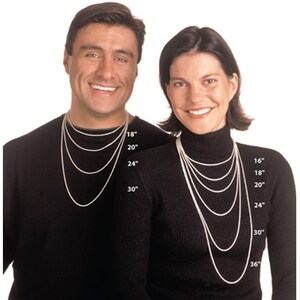 Peut inclure: Un homme et une femme portant des colliers de diff&eacute;rentes longueurs. Les colliers sont pr&eacute;sent&eacute;s en longueurs de 45, 50, 60 et 76 cm pour l'homme, et de 40, 45, 50, 60, 76 et 91 cm pour la femme. Tous deux portent des hauts noirs.