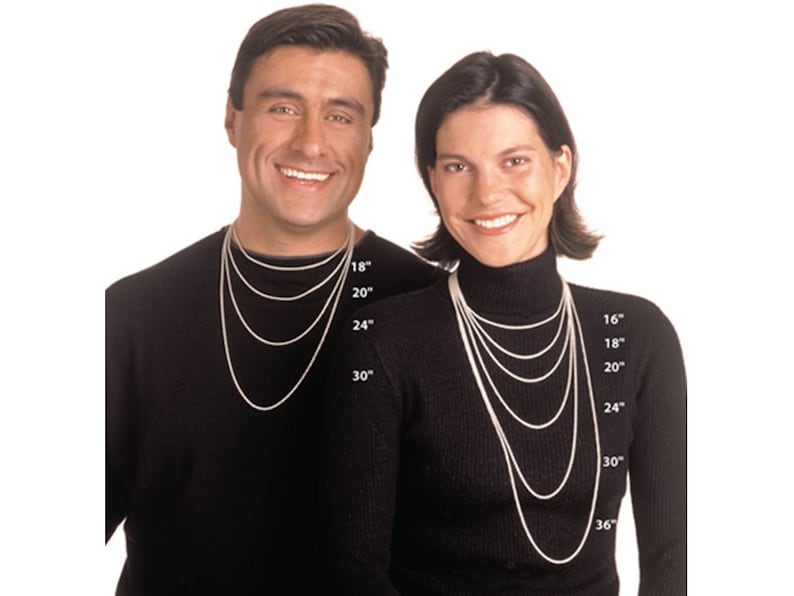 Peut inclure: Un homme et une femme portant des colliers de diff&eacute;rentes longueurs. Les colliers sont pr&eacute;sent&eacute;s en longueurs de 45, 50, 60 et 76 cm pour l'homme, et de 40, 45, 50, 60, 76 et 91 cm pour la femme. Tous deux portent des hauts noirs.