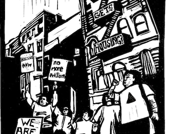 Puede incluir: Grabado en madera en blanco y negro que representa una protesta con personas que sostienen carteles que dicen "Vivienda Ahora", "No Más Desalojos" y "No Nos Vamos". El edificio en el fondo tiene las palabras "¿Quién Obtiene Vivienda?" escritas en él.