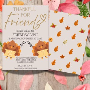 Puede incluir: Invitación de Acción de Gracias con el texto "Thankful for Friends" en escritura dorada. La invitación incluye la fecha, hora y lugar de Friendsgiving. El diseño presenta dibujos de pavos y hojas de otoño sobre un fondo beige claro.