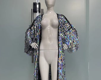 Op de afbeelding: Een lange, zilveren paillettencardigan met een zwarte voering. De cardigan heeft een losse pasvorm en is open aan de voorkant.