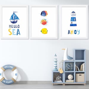 Cartel de Hello Sea, conjunto de 3 impresiones marinas, decoración costera azul, impresión de acuarela, imagen de peces, decoración de vivero náutico, velero faro