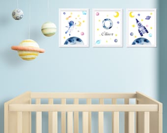 Stampe artistiche per cameretta dei bambini nello spazio: astronauta, razzo, pianeti - Set di 3