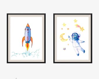 Set di 2 stampe ad acquerello a tema spaziale per la cameretta dei bambini: astronauta e razzo, decorazioni per la stanza dei più piccoli a tema spazio.