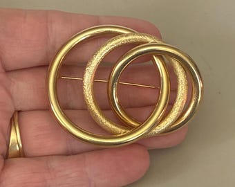 Vintage Circle Brooch, Smooth & Brushed Goldtone Circular Bridal Bouquet Pin, Costume Jewelry Elegent Scarf or Lapel Pin Gift for Mom