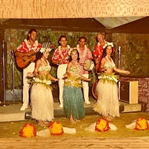 Tahitian Dancing Polynesian Show Postcard, Posted 1976, 9-Cent Capital Postal Stamp Planter&#39;s Lounge Kauai Surf Resort Kalapaki Beach Hawaii