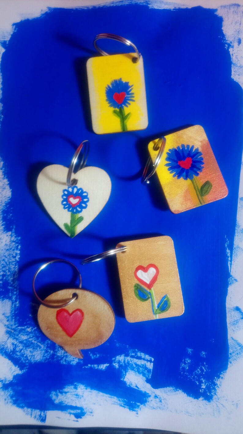 Lovely handpainted wooden keyrings show off your love of plants flowers ... hearts and leaves. floral botanical