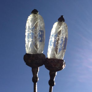 Par antiguo de alfileres de cristal tallados y grabados de la época victoriana