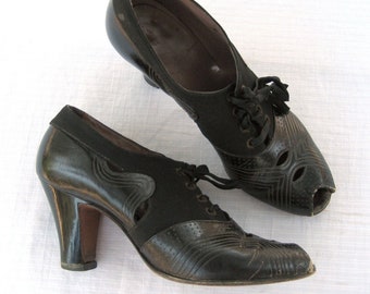 Scarpe vintage anni '20-'30 in pelle Oxford con lacci e punta aperta, nere e rosse, con cuciture incrociate. Ritagli. Taglia 6,5 AA