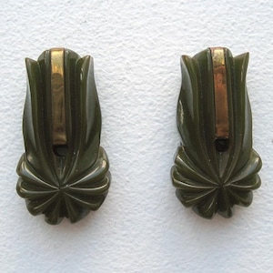 Pinces pour robe en bakélite vert mousse sculptées des années 30