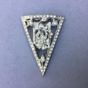 Großer Antiker Strassstein Diamante Pelz- oder Kleider-Clip. Dreieckiges durchbrochenes Blumenmuster
