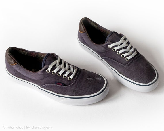 Vans Era skate shoes in dark blue corduroy with leather details, vintage Vans sneakers, low tops, size 39 (UK 6, US Men 7, US Women 8.5) Vans Era skate shoes in dark blue corduroy with leather details, vintage Vans sneakers, low tops, size 39 (UK 6, US Men 7, US Women 8.5)
