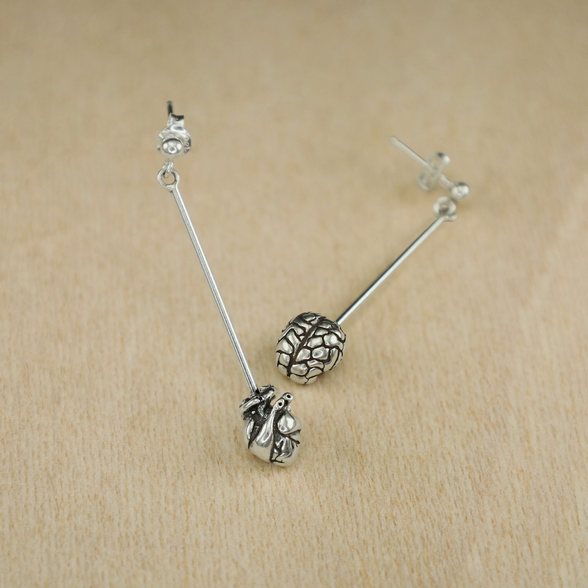 Orecchini a forma di cuore anatomico in argento sterling: gioielli scientifici fatti a mano - Italia