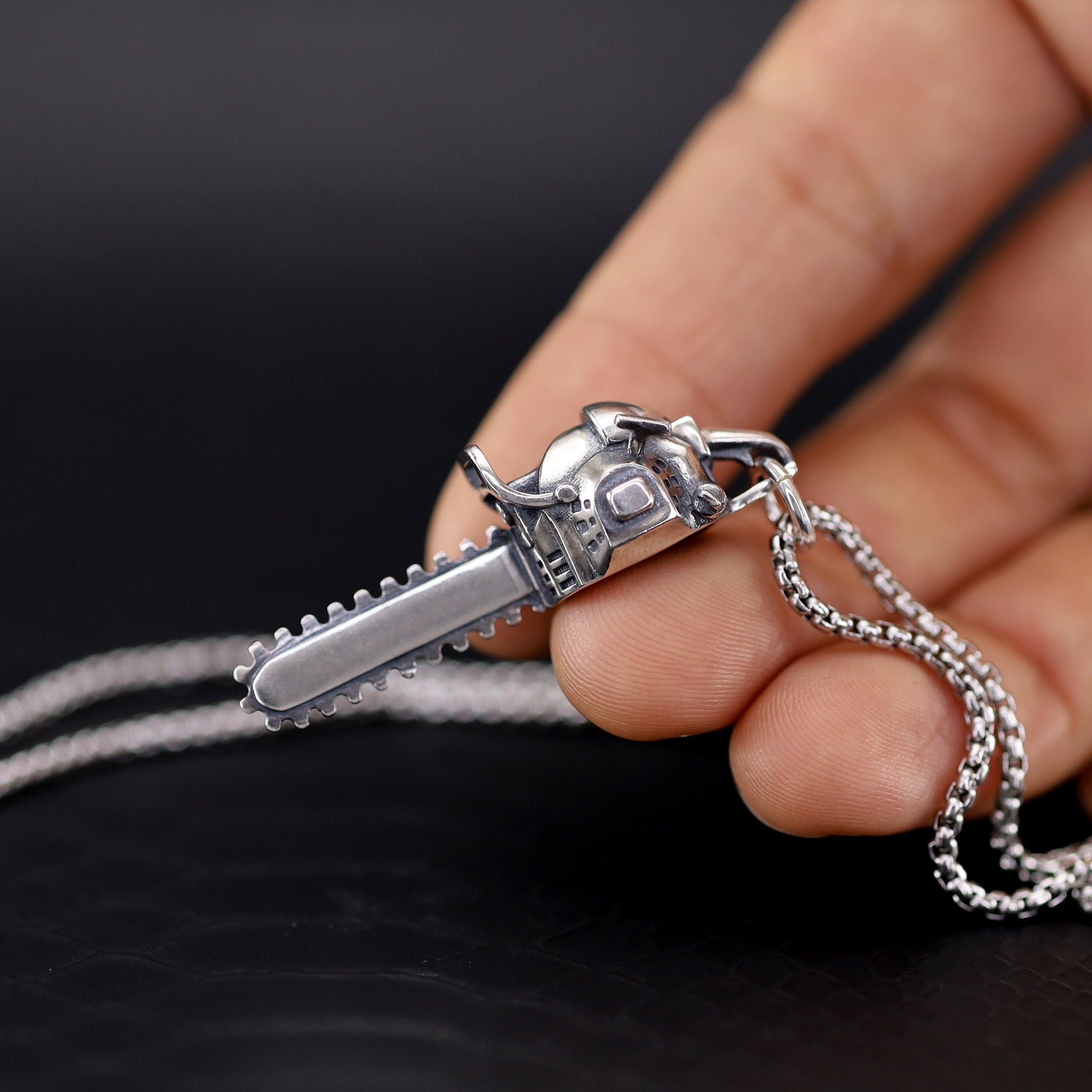 CHAINSAW PENDANT | SILVER | 悪魔のいけにえ し CHAINSAW PENDANT | SILVER | 悪魔のいけにえ し - メルカリ