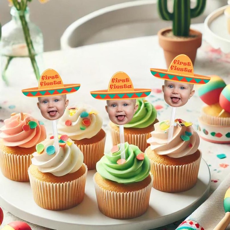 Puede incluir: Cuatro cupcakes decorados con glaseado de colores y coronados con una cara de beb&eacute; que lleva un sombrero con el texto "First Fiesta".