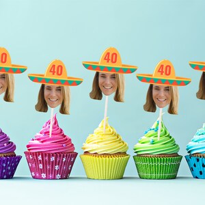 Pode incluir: Cinco cupcakes com cobertura colorida e enfeites decorativos. Cada enfeite apresenta o rosto de uma pessoa com um chap&eacute;u mexicano com o n&uacute;mero 40. Os cupcakes t&ecirc;m cobertura roxa, rosa, amarela, verde e azul.
