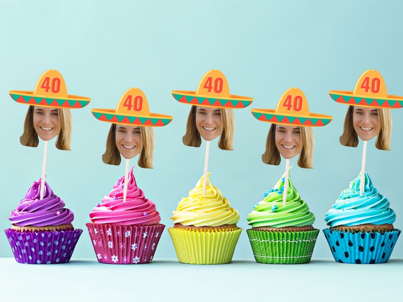 Pode incluir: Cinco cupcakes com cobertura colorida e enfeites decorativos. Cada enfeite apresenta o rosto de uma pessoa com um chap&eacute;u mexicano com o n&uacute;mero 40. Os cupcakes t&ecirc;m cobertura roxa, rosa, amarela, verde e azul.