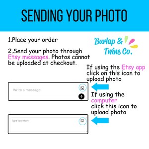 Op de afbeelding: Een blauwe en witte afbeelding met instructies over hoe je een foto via Etsy-berichten kunt verzenden. De afbeelding bevat een tekstvak met de label "Schrijf een bericht" en een ander tekstvak met de label "Typ uw antwoord". De afbeelding bevat ook een blauwe pijl die naar een camera-icoon wijst en de tekst "Als je de Etsy-app gebruikt, klik dan op dit pictogram om een foto te uploaden". Onder de pijl bevindt zich een andere blauwe pijl die naar een camera-icoon wijst en de tekst "Als je de computer gebruikt, klik dan op dit pictogram om een foto te uploaden".