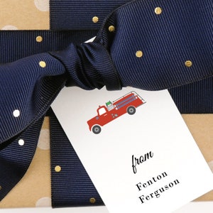 Etiquetas de regalo monogramadas para camión de bomberos: tarjetas personalizadas imagen 2
